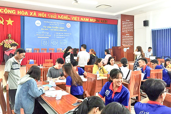 Thí sinh tham gia tư vấn tuyển sinh tại Trường Đại học Nha Trang. 