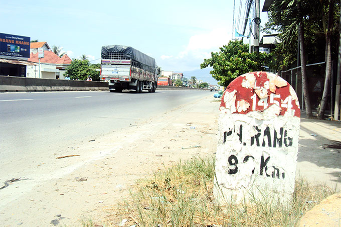 Cần chỉnh trang cột mốc cây số