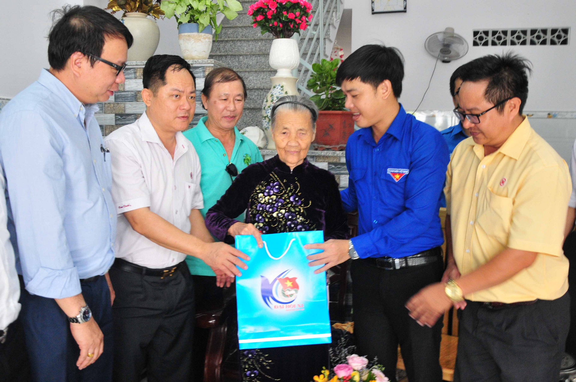 Đoàn thăm, tặng quà cho mẹ Đào Thị Lưu (phường Phước Long, TP. Nha Trang) 