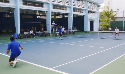 Các vận động viên thi đấu môn quần vợt.