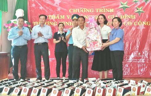 Đại diện đoàn trao quà cho UBND xã Sơn Tân.