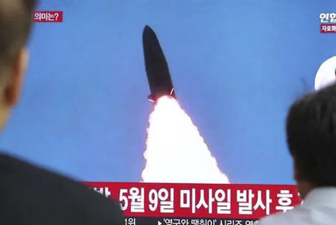 Người dân ở Seoul theo dõi một vụ phóng tên lửa trước đây của Triều Tiên được phát trong bản tin Triều Tiên phóng tên lửa sáng 25-7 - Ảnh chụp màn hình.