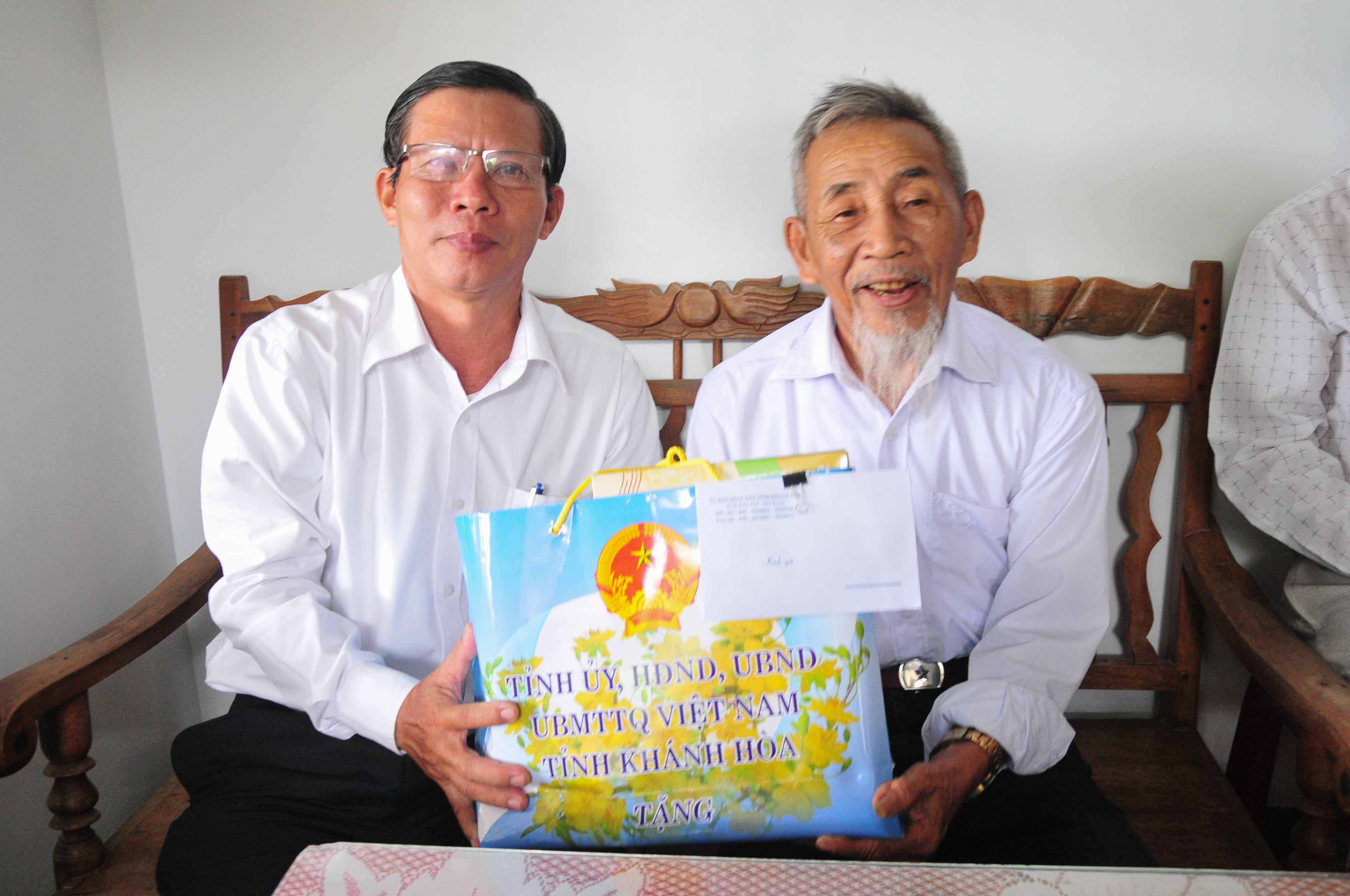 Ông Trần Ngọc Thanh thăm, tặng quà gia đình chính sách huyện Cam Lâm