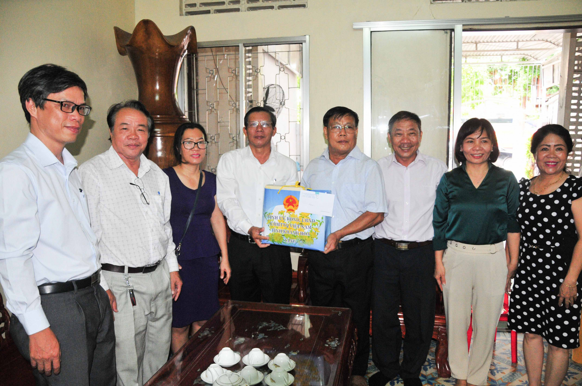 Đoàn đến thăm hỏi, tặng quà gia đình ông Nguyễn Mạnh Kiền