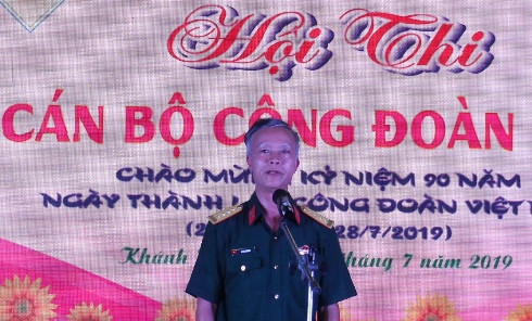 Đại tá Võ Bá Sơn - Phó Chính ủy Trường Sĩ quan Thông tin phát biểu khai mạc hội thi.