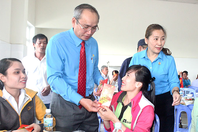 Ông Nguyễn Hòa - Chủ tịch Liên đoàn Lao động tỉnh  trao quà cho công nhân xa quê.