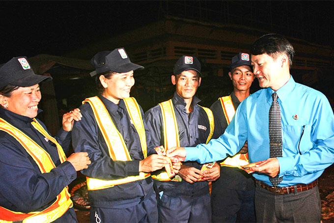 Đại diện Liên đoàn Lao động TP. Nha Trang thăm hỏi, tặng quà động viên công nhân làm việc ca đêm.