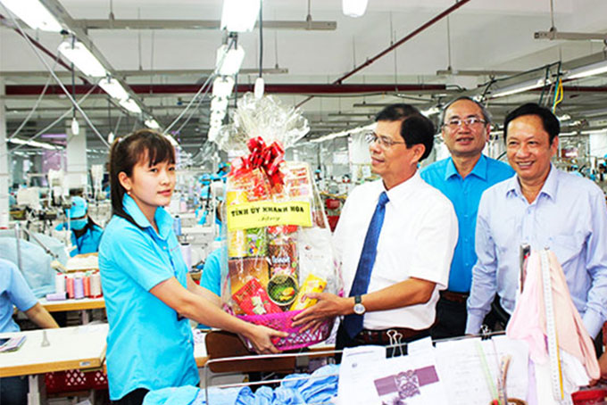 Ông Nguyễn Tấn Tuân - Phó Bí thư Thường trực Tỉnh ủy, Chủ tịch HĐND tỉnh thăm hỏi, tặng quà cho công nhân ở Khu công nghiệp Suối Dầu.