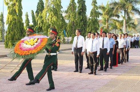 Đoàn đại biểu Ban Chấp hành Đảng bộ tỉnh do ông Lê Thanh Quang dẫn đầu viếng các anh hùng, liệt sĩ .
