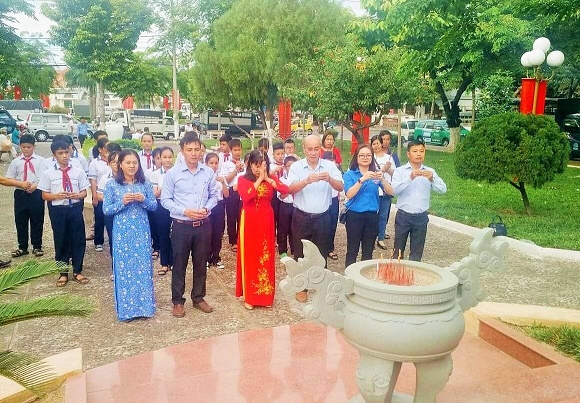 Trường THCS Võ Văn Ký dâng hương tưởng niệm tại Tượng đài liệt sĩ Võ Văn Ký