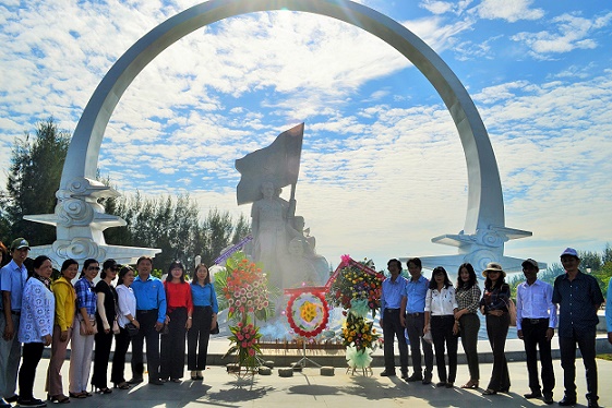 Công đoàn ngành Giáo dục tỉnh Khánh Hòa dâng hương tại Khu tưởng niệm chiến sĩ Gạc Ma
