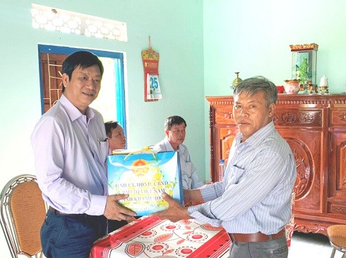  Ông Huỳnh Mộng Giang thăm hỏi, trao quà của tỉnh cho gia đình ông Trương Văn Phải.