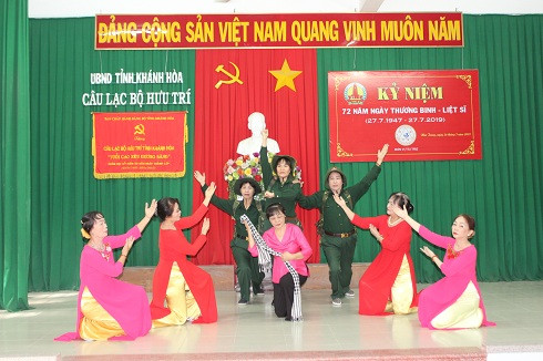 Văn nghệ chào mừng buổi lễ gặp mặt do chính hội viên Câu lạc bộ Hưu trí tỉnh biểu diễn.