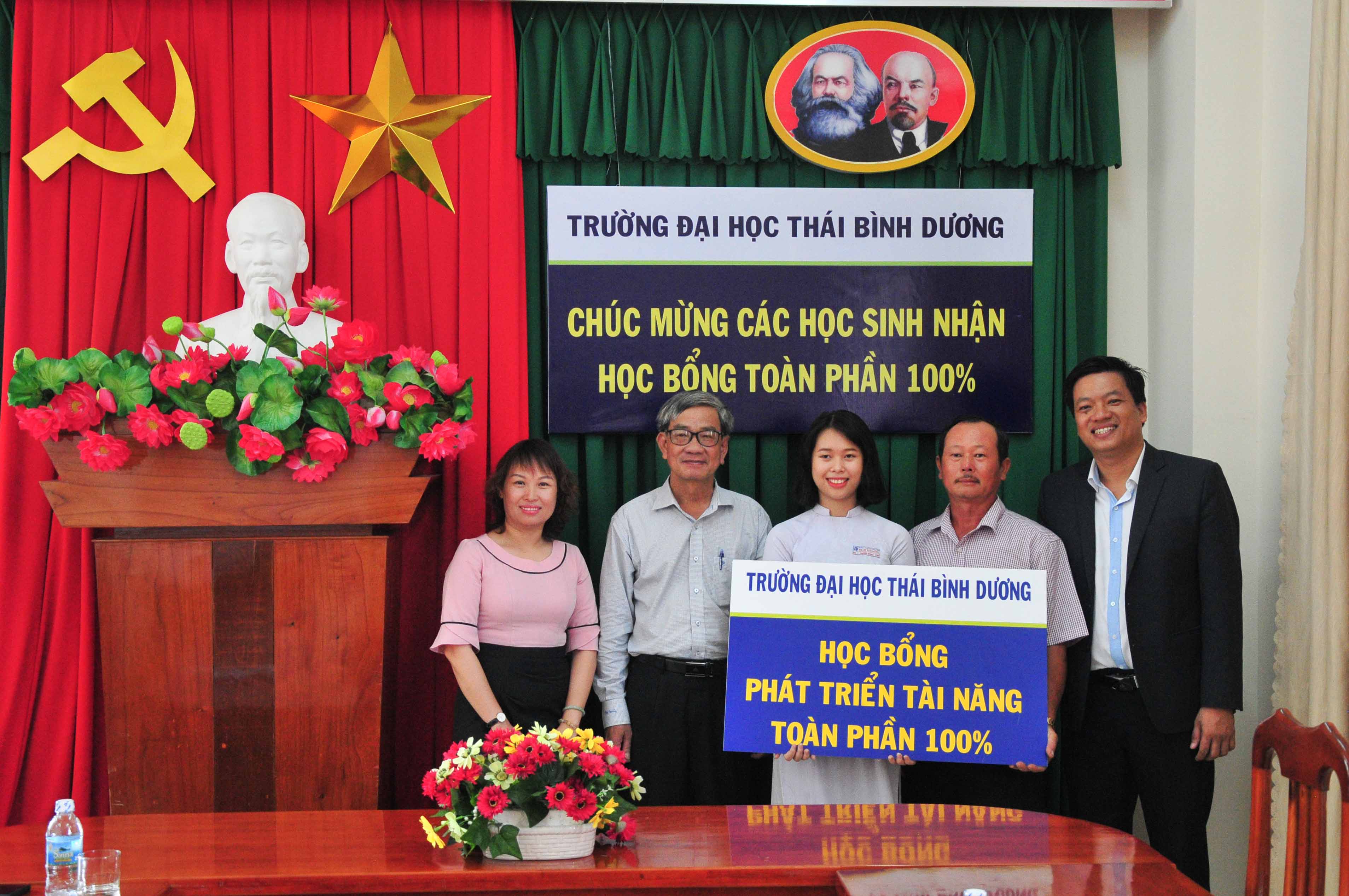 Trường Đại học Thái Bình Dương: Trao học bổng toàn khoá học cho 2 học sinh