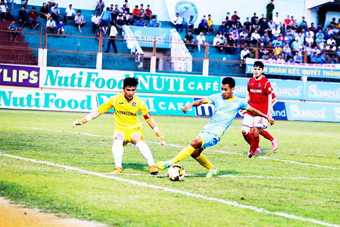 Sanna Khánh Hòa - Biển Việt Nam: Gặp khó ở hàng thủ