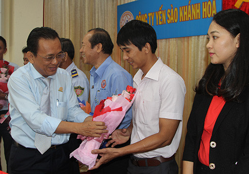 Đồng chí Lê Hữu Hoàng, Chủ tịch Hội đồng thành viên Công ty Yến sào Khánh Hòa tặng khen thưởng cho cán bộ, công nhân viên công ty