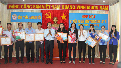 Cán bộ, công nhân viên Công ty Yến sào Khánh Hòa nhận thưởng