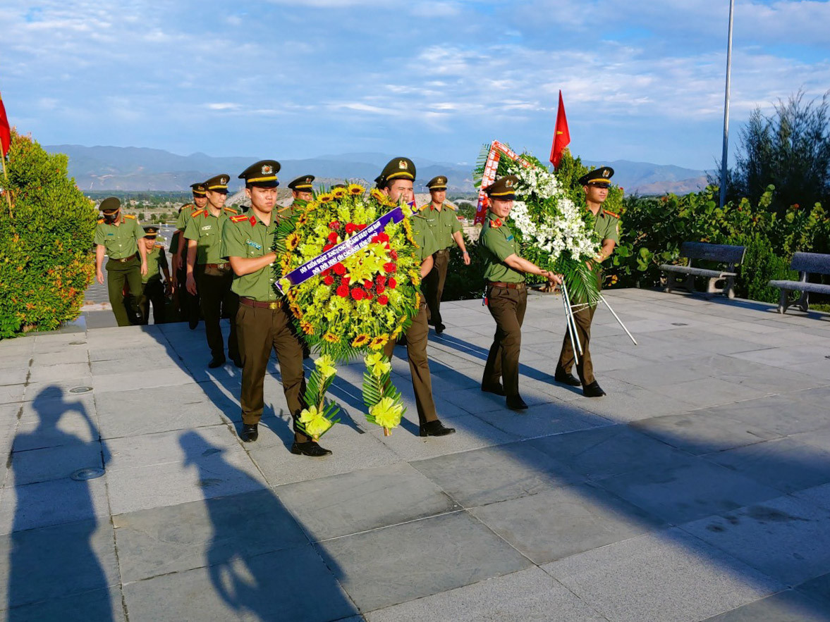 Các đoàn viên, thanh niên đơn vị dâng hoa tại đài tưởng niệm