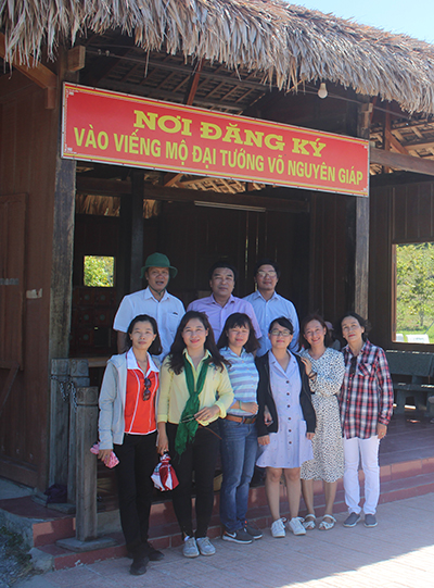 Đoàn công tác Hội Nhà báo tỉnh: Dâng hương viếng mộ Đại tướng Võ Nguyên Giáp