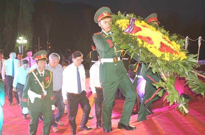 Lãnh đạo tỉnh đặt vòng hoa, dâng hương tại Nghĩa trang liệt sĩ Ninh Hòa - Vạn Ninh.