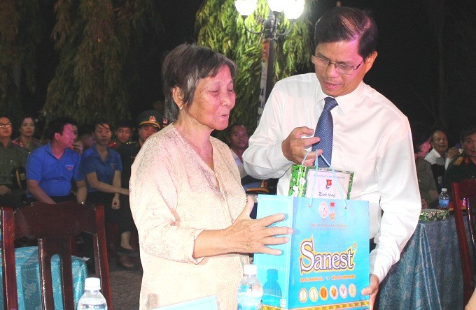 Ông Nguyễn Tấn Tuân trao quà của Tỉnh ủy cho Mẹ Việt Nam anh hùng đến dự lễ.