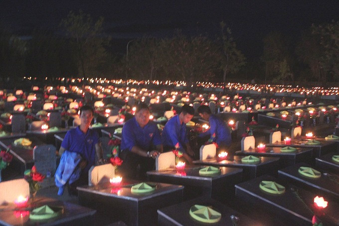 Những ngọn nến tri ân lung linh tại Nghĩa trang liệt sĩ Ninh Hòa - Vạn Ninh.