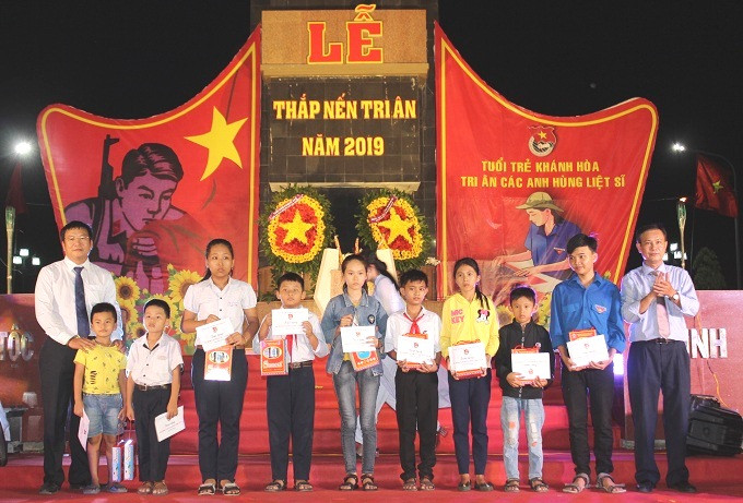 Trao học bổng cho các em học sinh là con em gia đình chính sách huyện Vạn Ninh và thị xã Ninh Hòa.