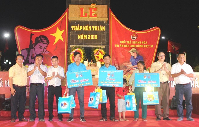 Hội Doanh nhân trẻ Khánh Hòa trao hỗ trợ xây nhà ở cho gia đình đoàn viên nghèo.