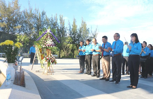 Đoàn cán bộ Liên đoàn Lao động tỉnh đặt vòng hoa, dâng hương tại Khu tưởng niệm chiến sĩ Gạc Ma.