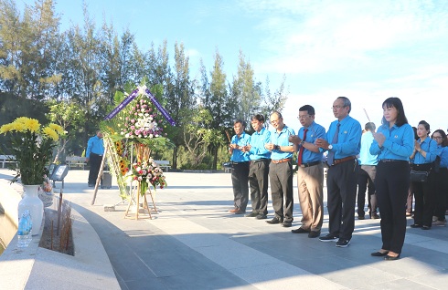 Liên đoàn Lao động tỉnh Khánh Hòa dâng hương tại Khu tưởng niệm chiến sĩ Gạc Ma