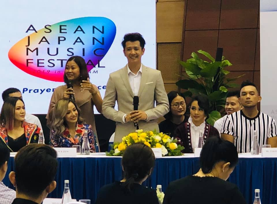 Các nghệ sĩ ASEAN tham dự họp báo.