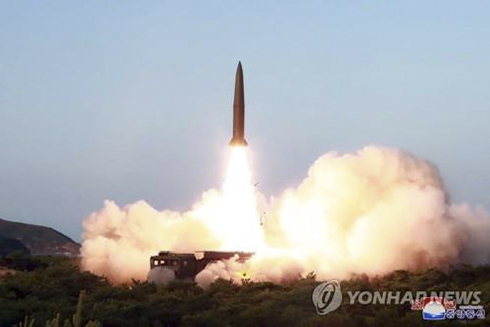 Một quả tên lửa Triều Tiên được phóng lên.