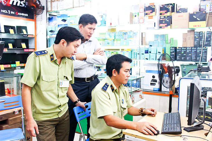 Lực lượng quản lý thị trường kiểm tra website thương mại điện tử của một doanh nghiệp ở Nha Trang. 