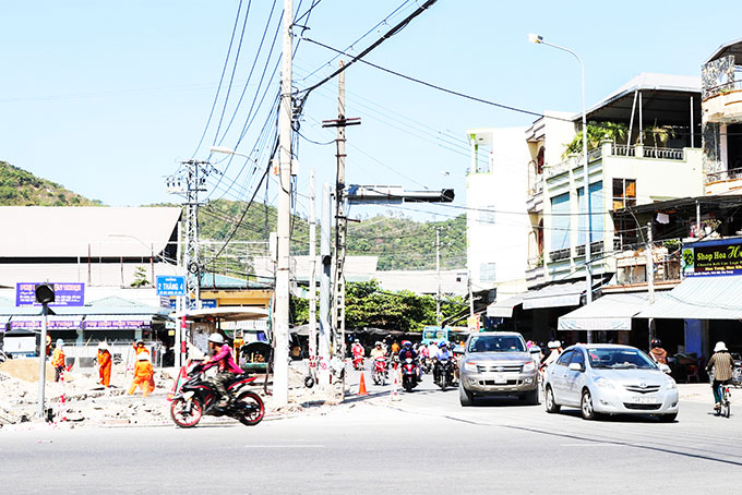 Nút giao thông đường Nguyễn Khuyến và đường 2-4 đang được nhà thầu thi công mở rộng. 