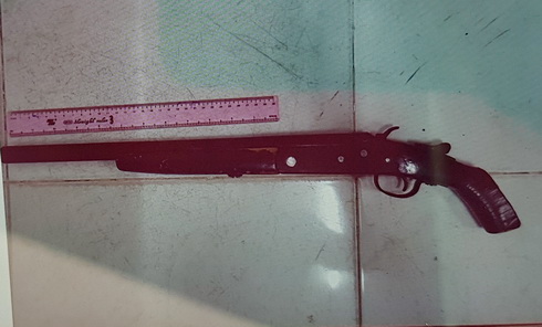 Công an thu giữ khẩu súng Tâm gây án.