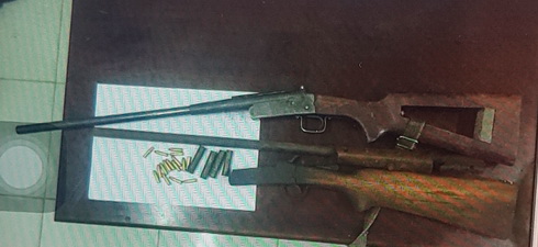 2 khẩu súng khác cùng nhiều viên đạn Tâm giao nộp Công an huyện Khánh Vĩnh.