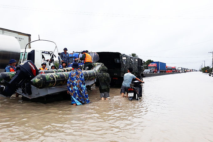 Tình trạng ngập lụt trên Quốc lộ 1 đoạn qua địa bàn phường Cam Nghĩa trong đợt mưa lũ cuối năm 2018.