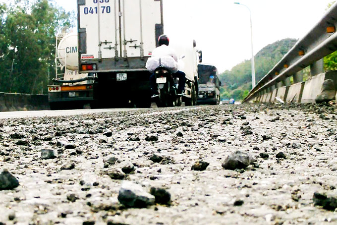 Vương vãi đá dăm trên đèo Rù Rì