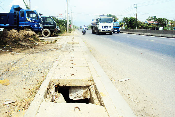 Nhiều nắp mương bị sụp bể