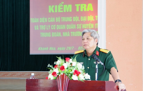 Đại tá Ngô Quang Trung - Chỉ Huy trưởng Bộ CHQS tỉnh Khánh Hòa quán triệt nhiệm vụ kiểm tra.