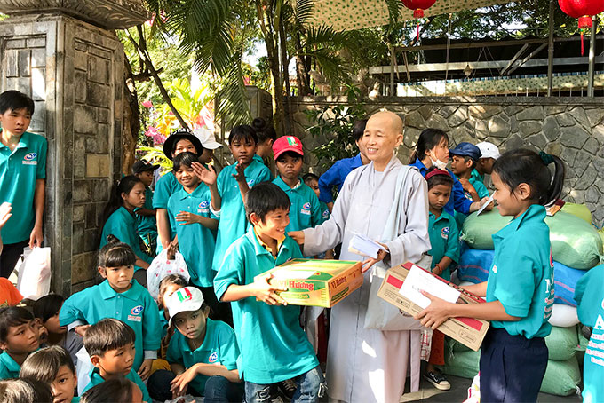 Buddhist Nun Dieu Phuc – Head of Social Charity Board of Khanh Hoa Provincial Vietnam Buddhist Sangha – offering gifts and scholarships to poor pupils in Khanh Vinh District
