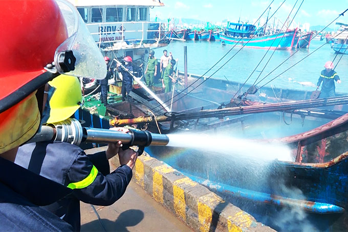 Lực lượng phòng cháy chữa cháy đang dập lửa vụ cháy tàu cá tại cảng Hòn Rớ, xã Phước Đồng, TP. Nha Trang đầu tháng 1.