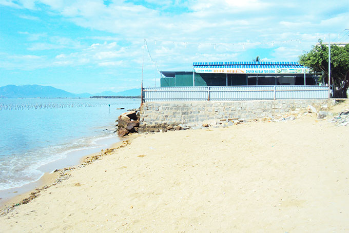 Dựng quán lấn biển