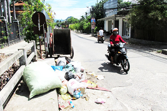 Thùng thu gom rác gây cản trở giao thông