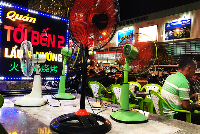 Vỉa hè trong khu đô thị bị chiếm dụng