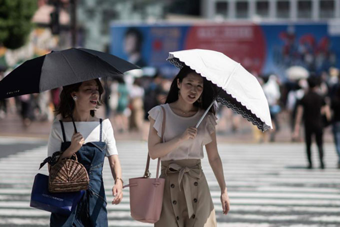 Đợt nắng nóng kéo dài trên toàn Nhật Bản từ ngày 22/7 đến nay đã kiến gần 6.000 người sốc nhiệt phải nhập viện. Ảnh: Hindustan Times