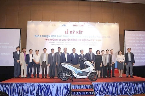 Đại diện các đơn vị tham gia Hợp phần nghiên cứu khả năng sử dụng xe điện tại Việt Nam.