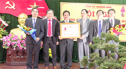 Ban Tuyên giáo Tỉnh ủy đón nhận Huân chương Lao động hạng Nhì năm 2016.