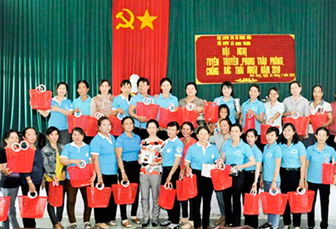 Hội Phụ nữ xã Ninh Trung: Tặng 100 giỏ nhựa cho hội viên