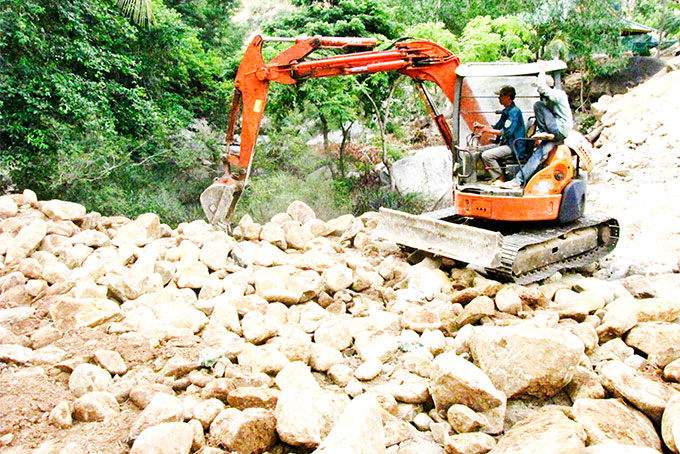 Tự ý ngăn dòng suối Lau